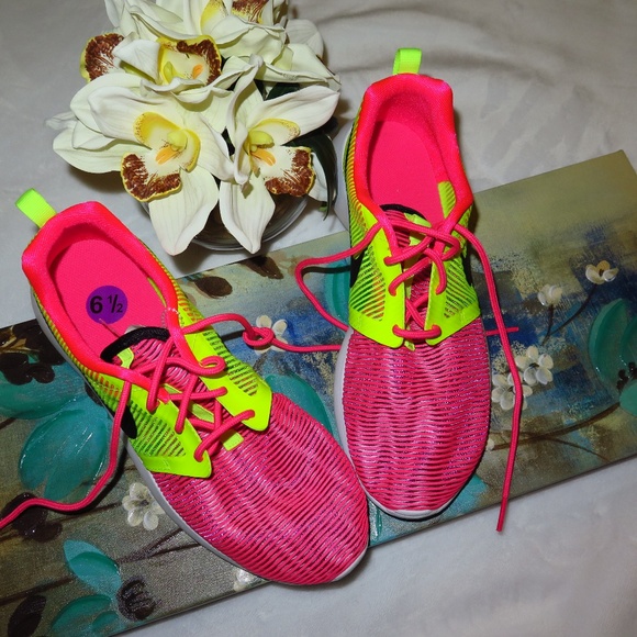 *NEW* Nike Roshe LightWeight Running Shoes US 6.5Y - Picture 1 of 8
